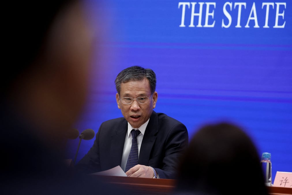 Le ministre chinois des finances, liu kun, prend la parole lors d'une conference de presse a pekin