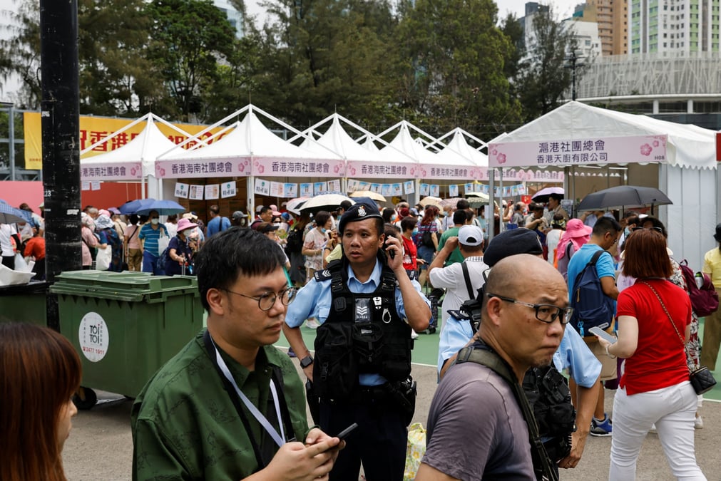 Photo du policier avant le 34e anniversaire de la commemoration de la repression meurtriere du mouvement de tiananmen a pekin a hong kong