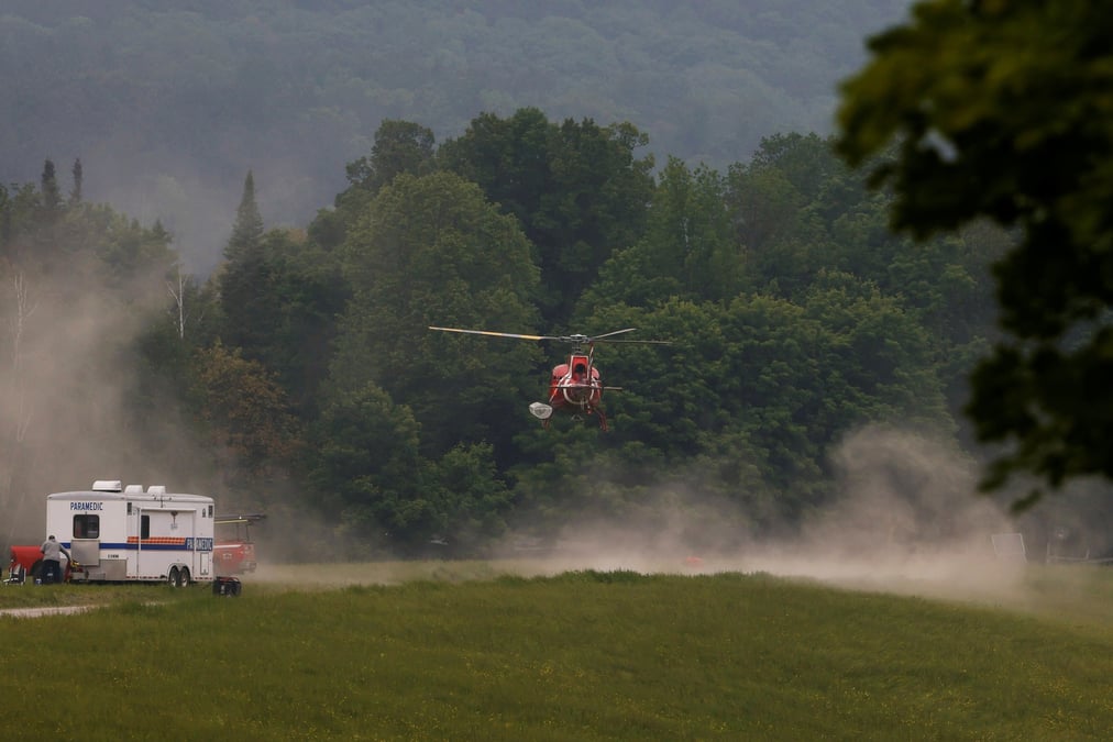 Un helicoptere a grand madawaska, au canada