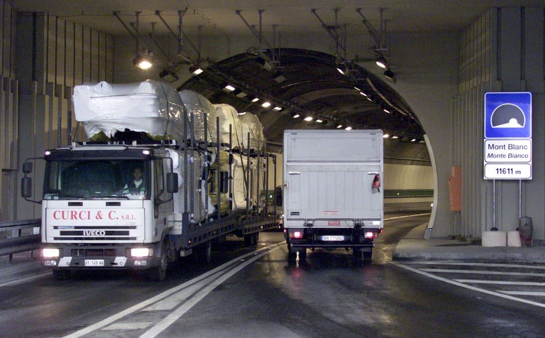 Des camions empruntent le tunnel du mont blanc a la frontiere franco-italienne