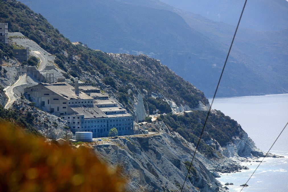 La friche minière de Canari, dont l'emprise au sol dépasse les 4.000 m2, domine un paysage marin à couper le souffle.