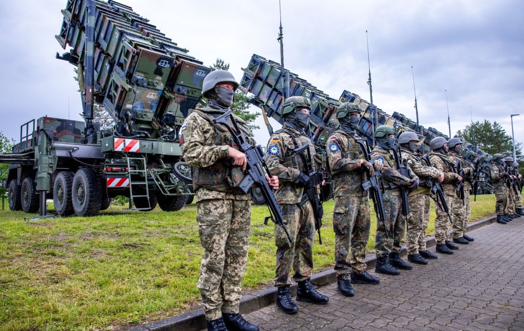 Des soldats ukrainiens et allemands devant des missiles de défense aérienne Patriot en juin 2024 en Allemagne. (Photo d’illustration)