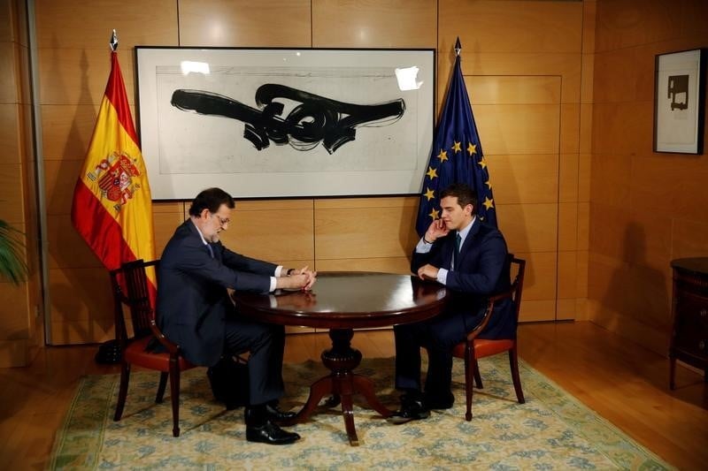 Ciudadanos fait un geste en direction de mariano rajoy