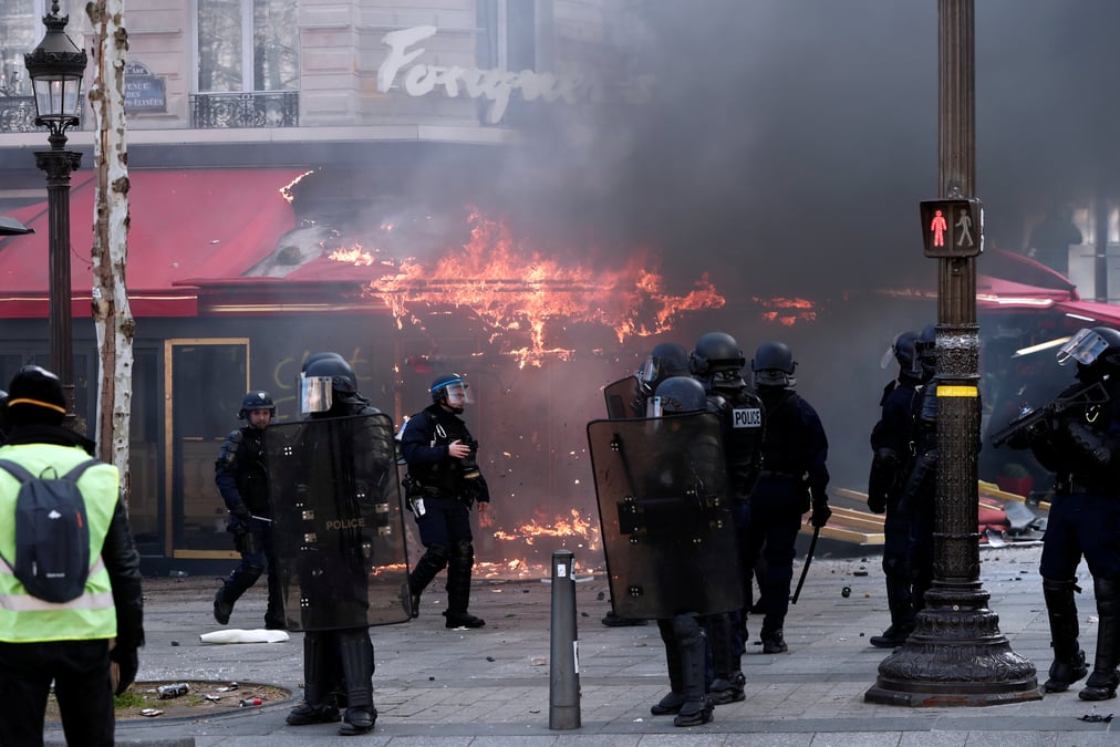 Un couple en garde a vue pour le saccage du fouquet's