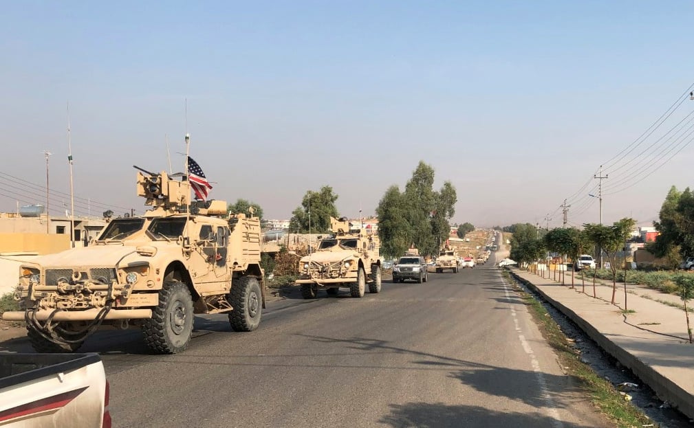 Un convoi de l'armee americaine quitte la syrie pour le kurdistan irakien