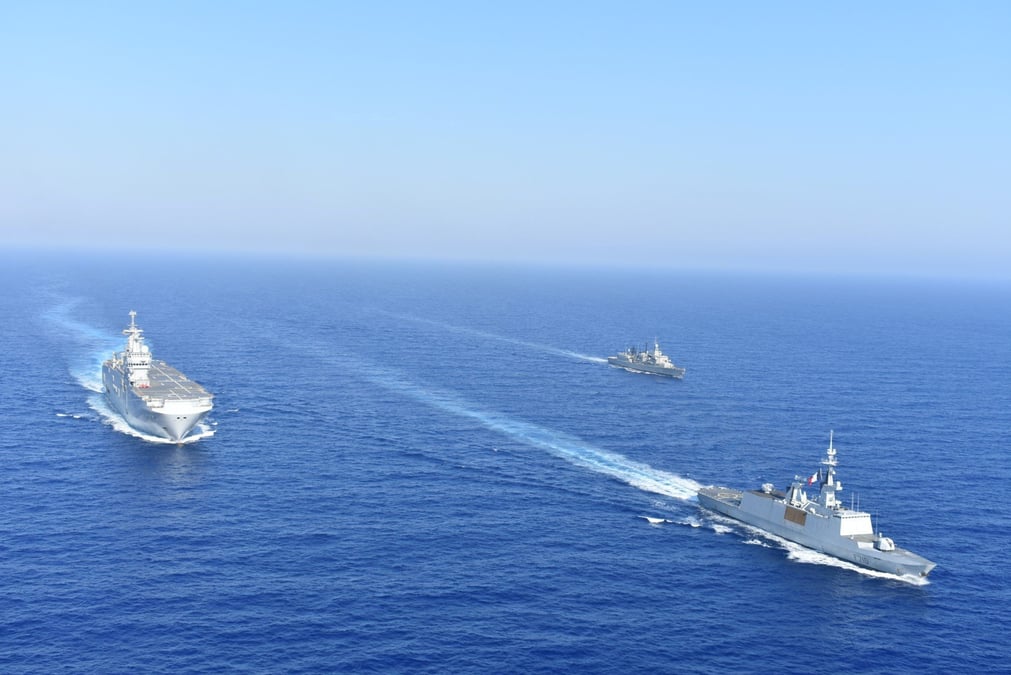 Des navires militaires grecs et français naviguent en formation lors d'un exercice militaire conjoint en mer Méditerranée, dans cette image non datée obtenue par Reuters le 13 août 2020.