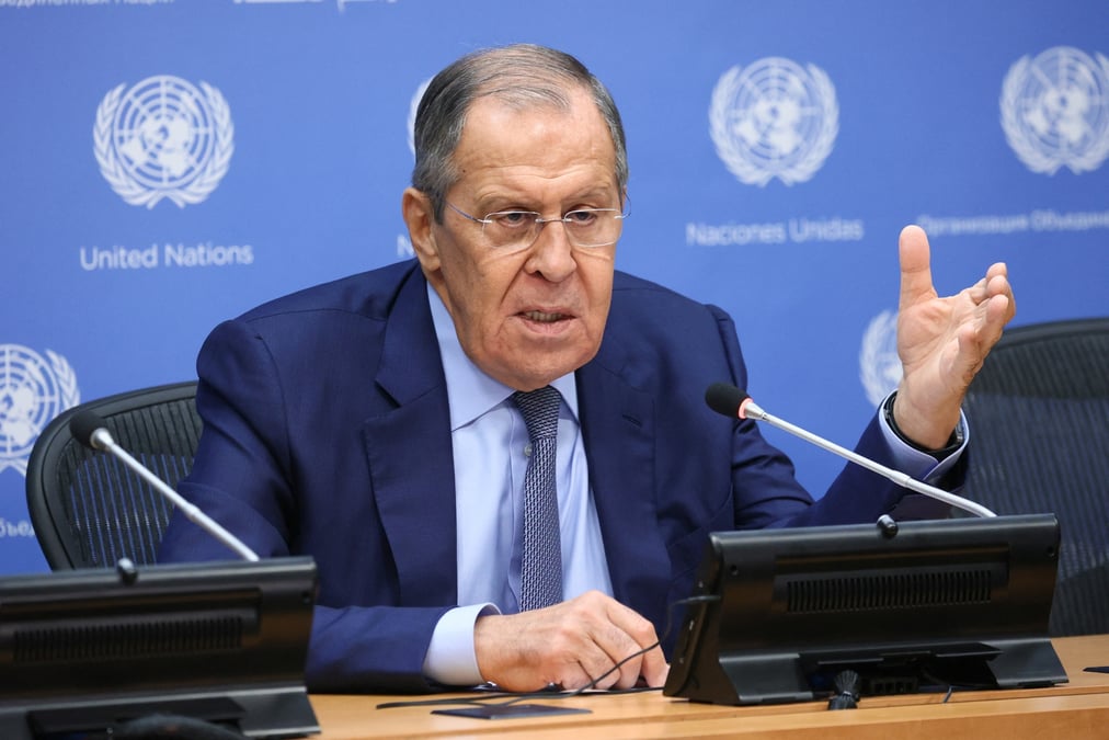 Le ministre russe des affaires etrangeres serguei lavrov assiste a une conference de presse
