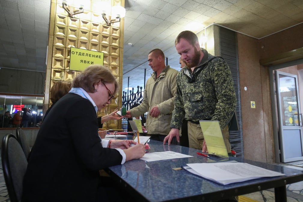 Des reservistes russes partent vers des bases militaires lors de la mobilisation des troupes a volzhsky
