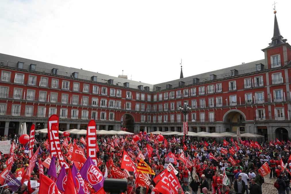 Des gens se rassemblent a madrid lors d'une manifestation appelee par les principaux syndicats espagnols pour exiger des augmentations de salaire