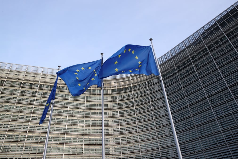 Photo d'archives des drapeaux de l'union europeenne qui flottent devant la commission europeenne
