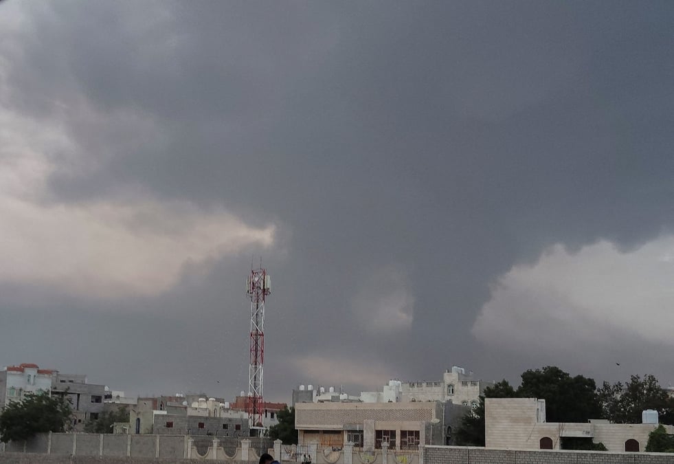 De la fumee s'eleve du site des frappes aeriennes israeliennes dans la ville portuaire de hodeidah