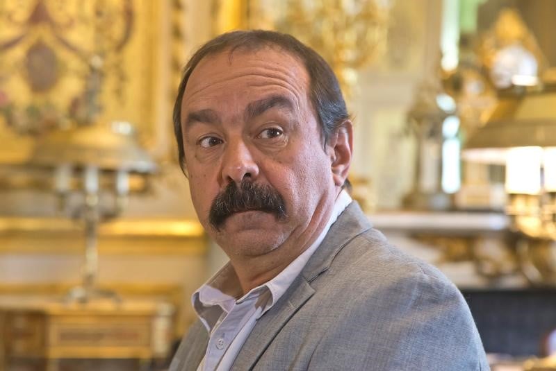 Martinez denonce un "mensonge d'etat" sur le travail