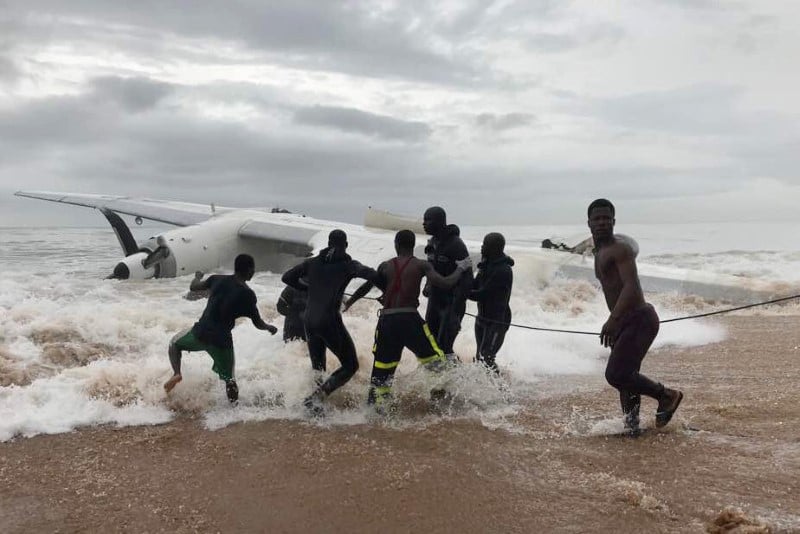 Accident d'un avion au large d'abidjan, 4 morts