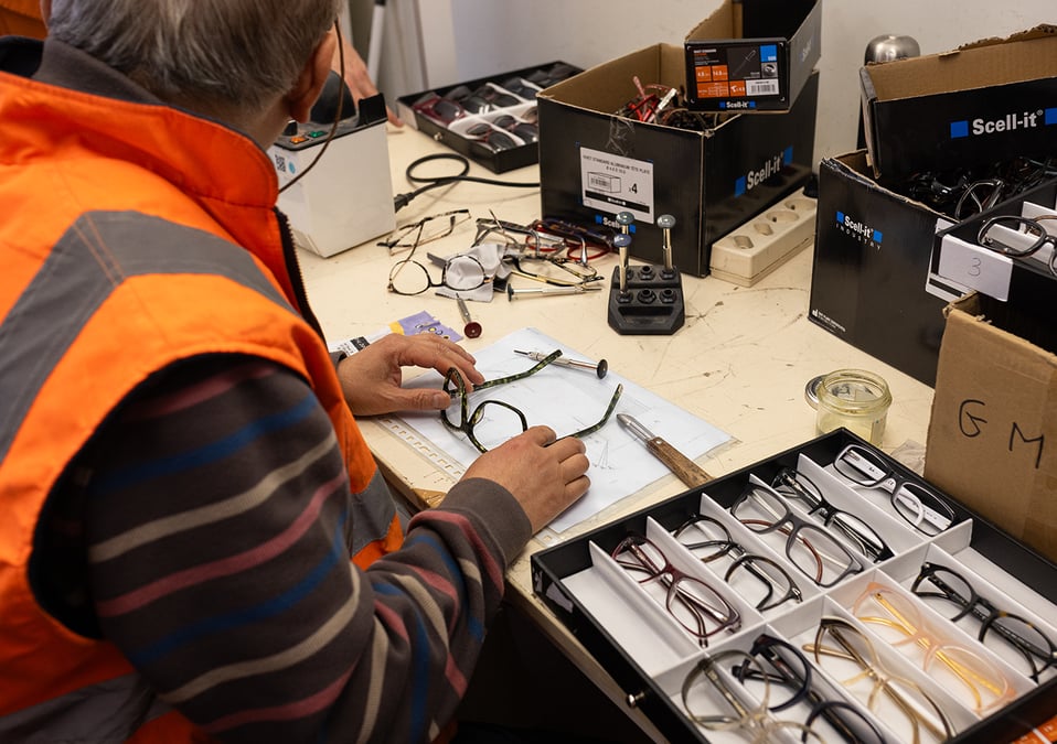 La start-up ZAC s’appuie sur des ateliers en réinsertion professionnelle, chez Vitamine T, à Lesquin (59) pour reconditionner ces montures, leur offrant ainsi une nouvelle vie.