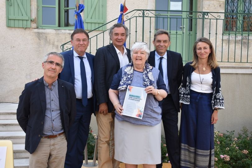 De gauche à droite : Dominique Dhumeaux, vice-président (SE) de l'AMRF, Patrick Joly, président (PS) de l'ANNR, Pierre Jarlier, président délégué (UDI) de l'APVF, Jacqueline Gourault, ministre de la Cohésion des territoires et des Relations avec les collectivités territoriales, Daniel Labaronne, député (LREM) de l'Indre-et-Loire, et Cécile Gallien, vice-présidente (LREM) de l'AMF.