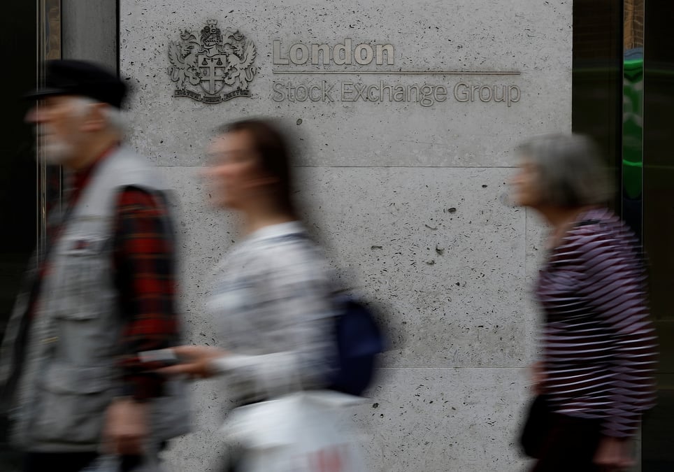 Des passants devant l'entree de la bourse de londres