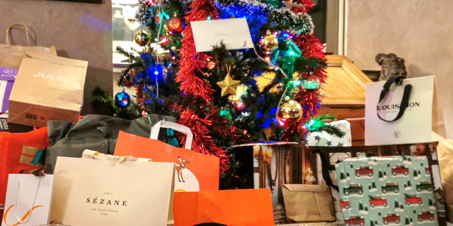 A défaut d'acheter le cadeau tant désiré, pourquoi ne pas glisser un chèque ou quelques espèces dans une enveloppe au pied du sapin ou sous l'assiette du destinataire ? Sur le papier, oui.