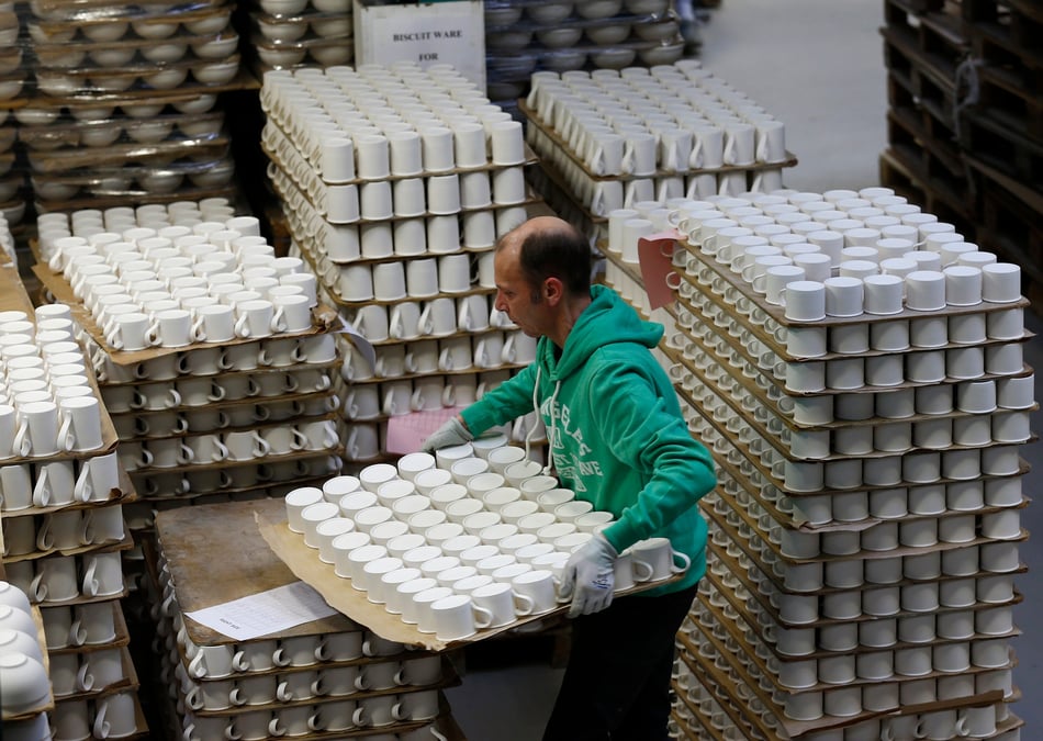 Un ouvrier transporte des tasses dans l'entrepot de l'usine portmeirion a stoke-on-trent