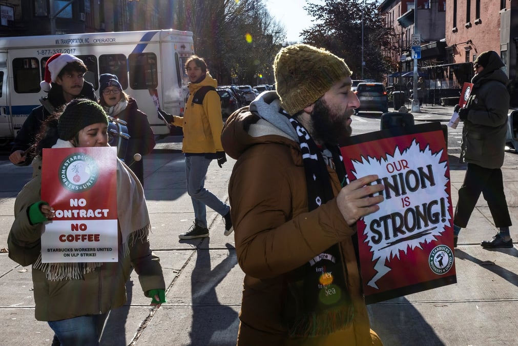 Des travailleurs manifestent devant un Starbucks dans le quartier de Brooklyn à New York