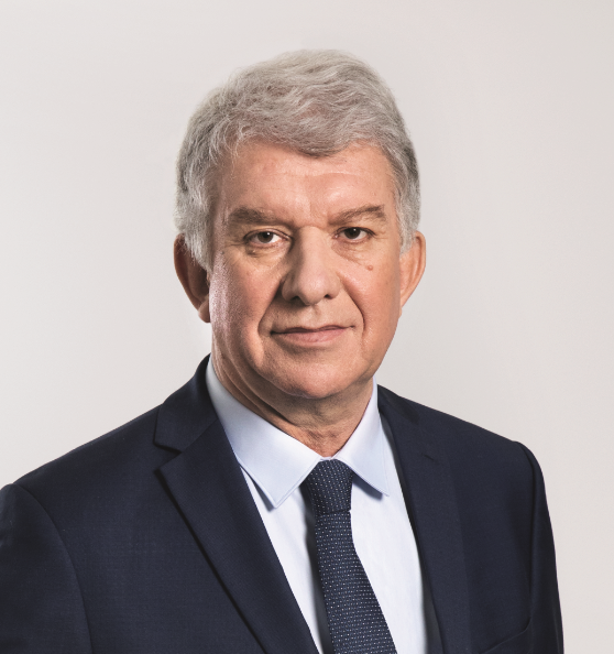 Artisan de la création d'Amundi, premier gestionnaire d'actifs en Europe, Yves Perrier est un membre actif de la Place de Paris, auteur de nombreux rapports.