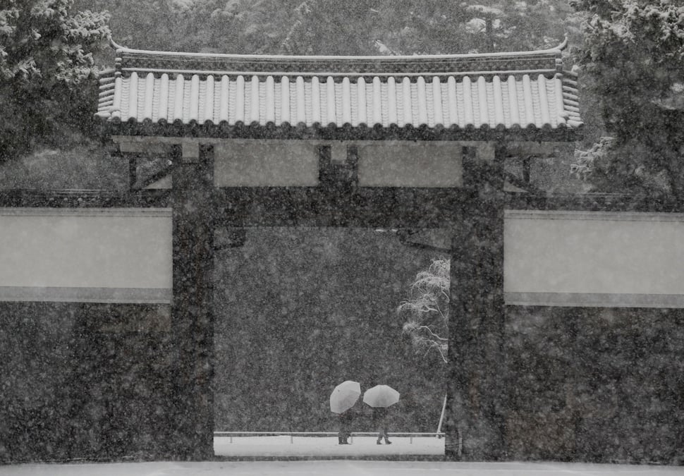 Chutes de neige dans le centre du japon, le trafic paralyse