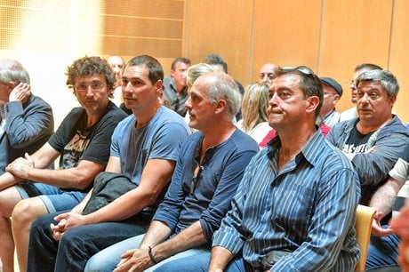 "Les Ford" au TGI lors de la première audience consacrée à la légalité de la fermeture de l'usine .