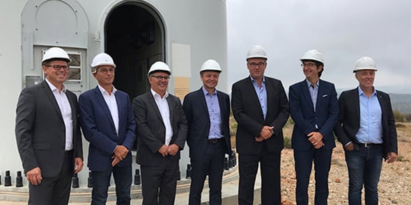 La signature du contrat entre Maïsadour, Agregio et EDF Renouvelables a eu lieu en présence de Philippe Carré (directeur général de Maïsadour), de Sylvain Guédon (directeur général délégué d’Agregio), d’Olivier Roland (directeur d’EDF Commerce pour la région Sud- Ouest) et de David Augeix (directeur Région Sud d’EDF Renouvelables).