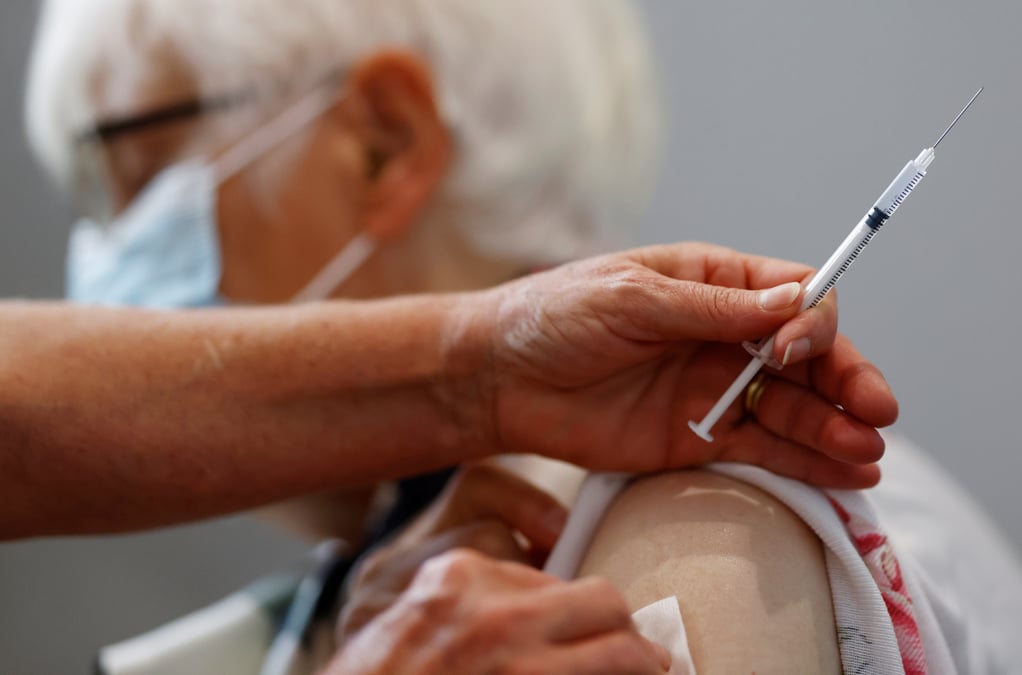 Les plus de 65 ans auront six mois et cinq semaines pour un rappel, dit attal