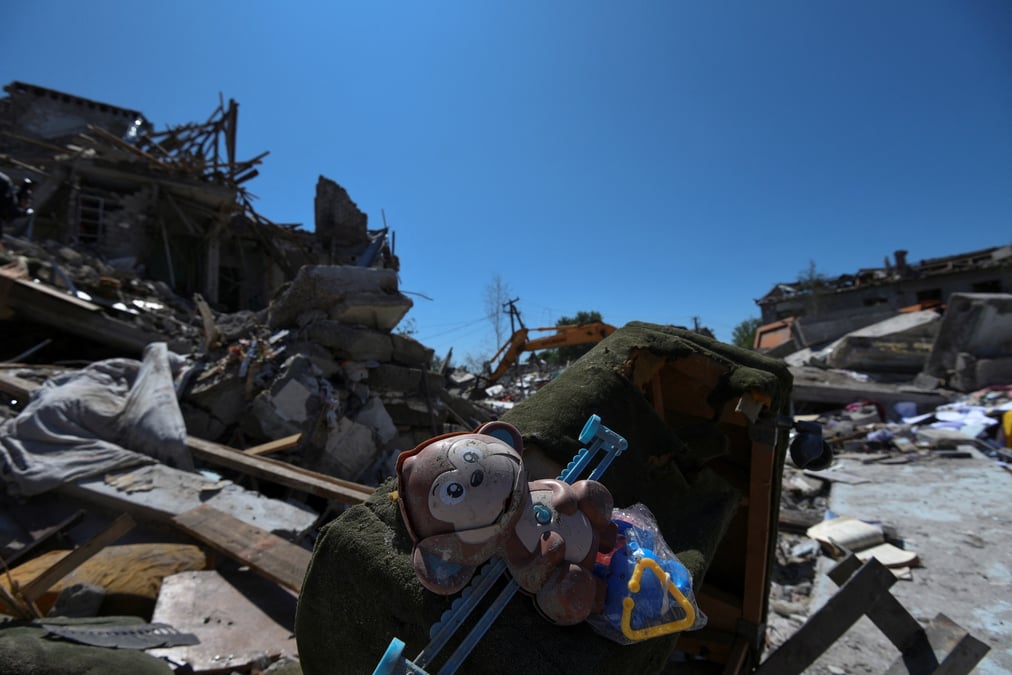 Photo d'un jouet qui est visible sur le site d'un immeuble fortement endommage par une frappe de missile russe dans la ville de pidhorodne, en ukraine