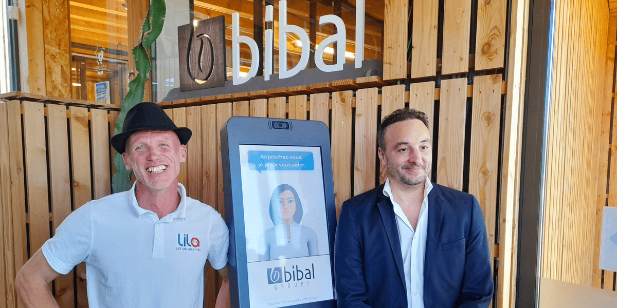 Les Cafés Bibal, dirigés par Thomas Bertrand (à droite) digitalisent leur activité et tentent la borne d'accueil intelligente connectée à ses distributeurs automatiques de cafés, conçue par l'entreprise Believe IT d'Alex Michel (à gauche).