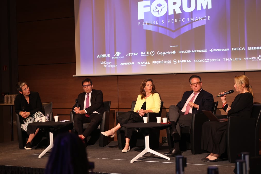 Les intervenants de la table-ronde « Zéro émission nette : pourquoi ça n'avance pas assez vite », qui s'est tenue jeudi, au Paris Air Forum, à la Maison de la Mutualité, à Paris.