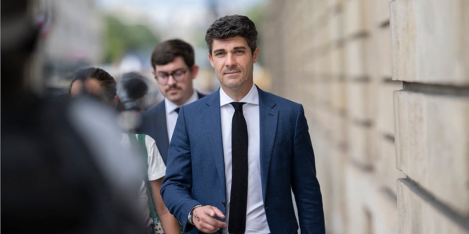 Aurélien Pradié devant l’Assemblée nationale le 9 juillet, quelques jours avant l’ouverture de la nouvelle législature.