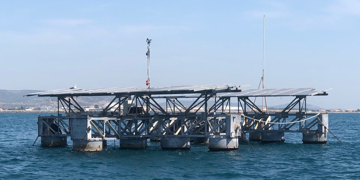 Mis en service en 2023, Sun'Sète, premier démonstrateur de parc solaire offshore en Méditerranée déployé à 1,5 kilomètre au large de Sète, aura essuyé une dizaine d'épisodes météorologiques extrêmes.
