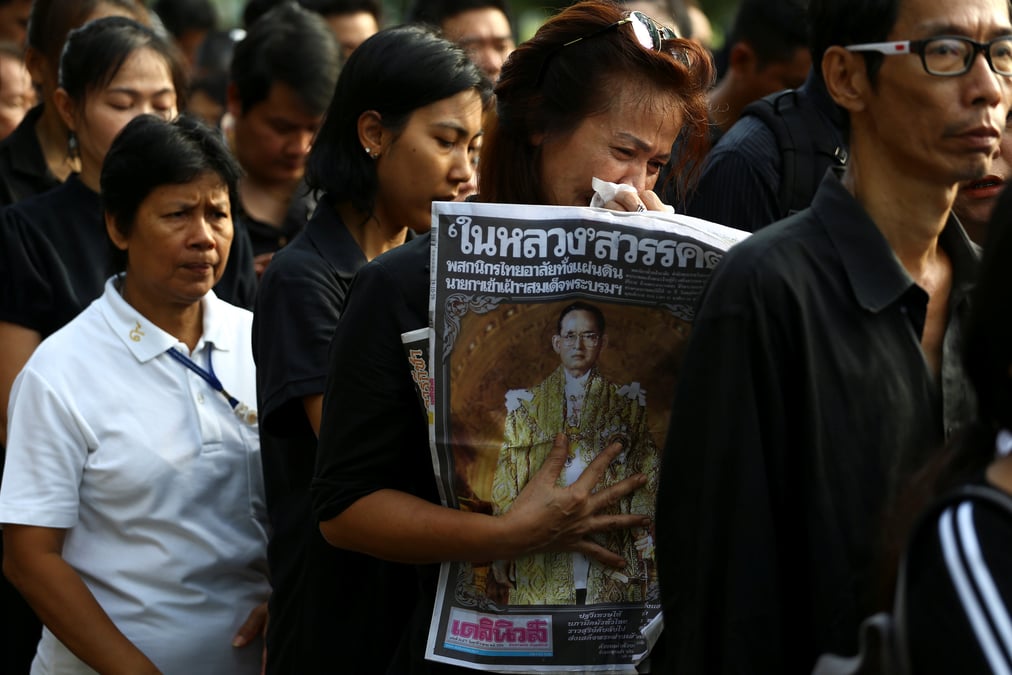 Les touristes appeles a respecter le deuil des thailandais