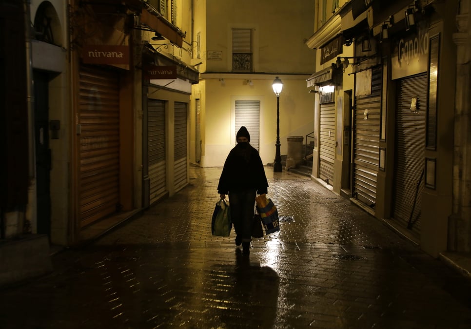 Coronavirus: la france sous couvre-feu passe le cap des 70.000 morts