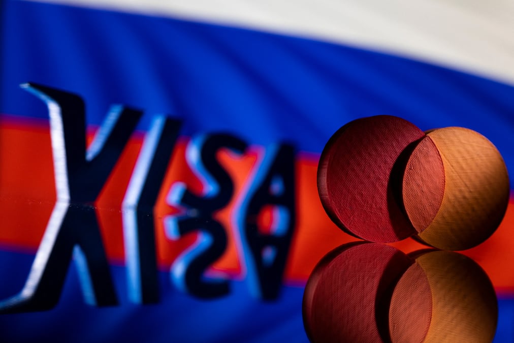 Visa et mastercard suspendent leurs operations en russie