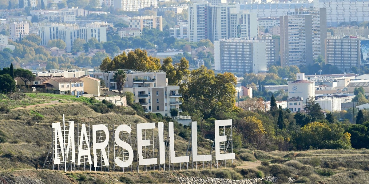 Panneau en clin d’œil à Hollywood installé par Netflix sur les hauteurs de la ville.