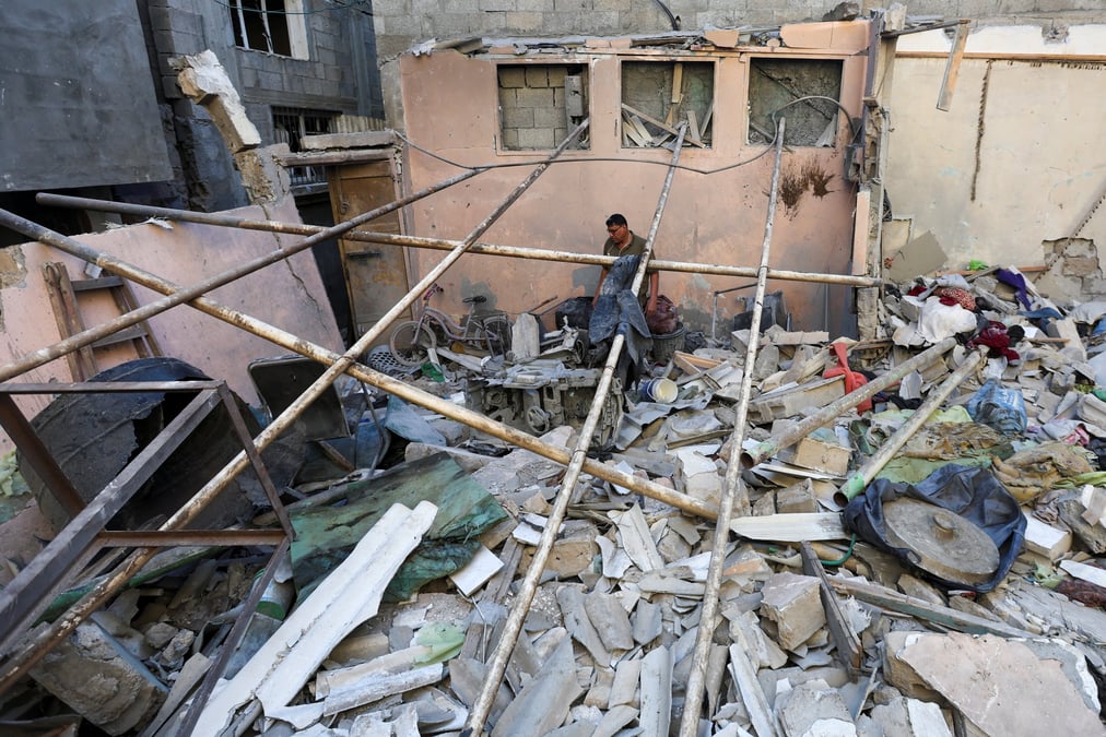 Consequences d'une frappe israelienne sur une maison a nuseirat dans le centre de la bande de gaza