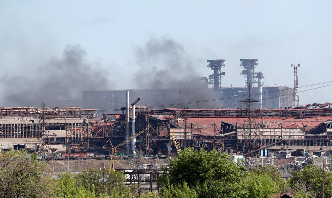 La russie dit controler azovstal et intensifie ses attaques dans le donbass