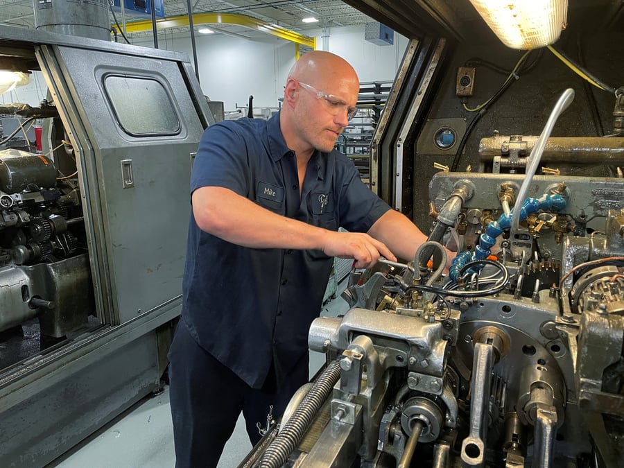 Un employe manipule l'une des machines de decoupe de metaux dans l'usine de gent machine co. a cleveland