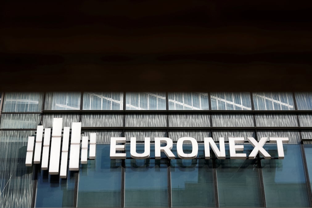 La bourse euronext dans le quartier d'affaires de la defense a paris
