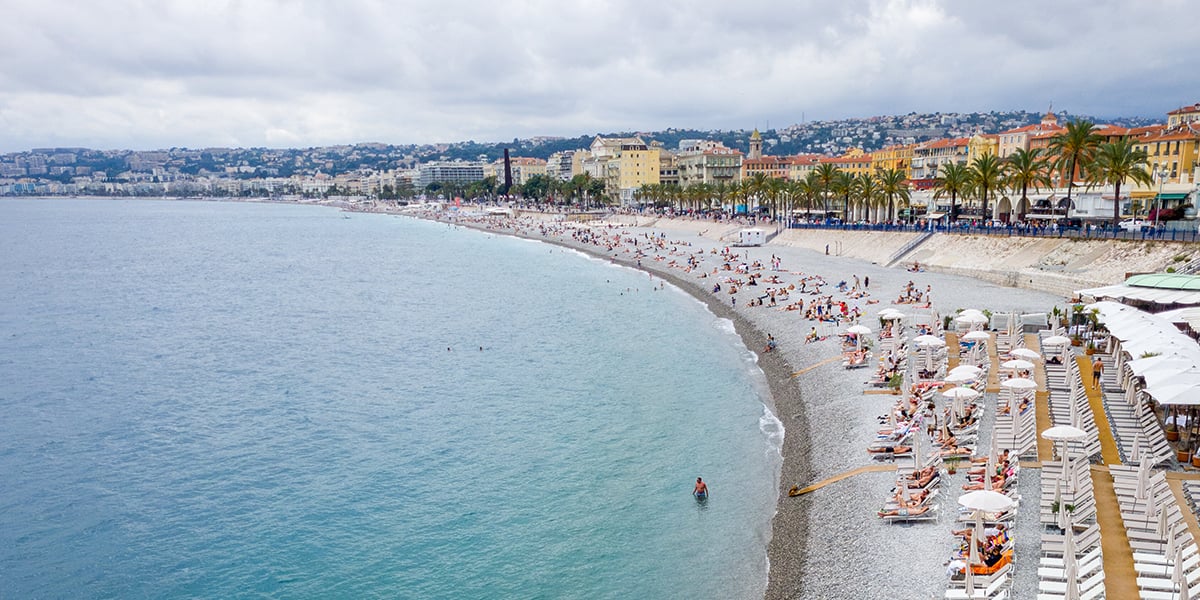 Vue depuis le Castel Beach le long de la Promenade des Anglais à Nice, le 5 juin 2024