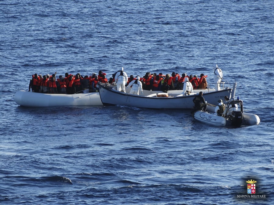 Quelque 300 migrants secourus par l'italie en mer mediterranee