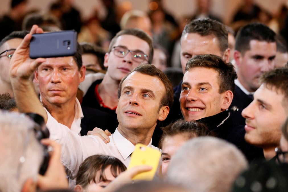 Macron tente d'interesser les jeunes a la politique