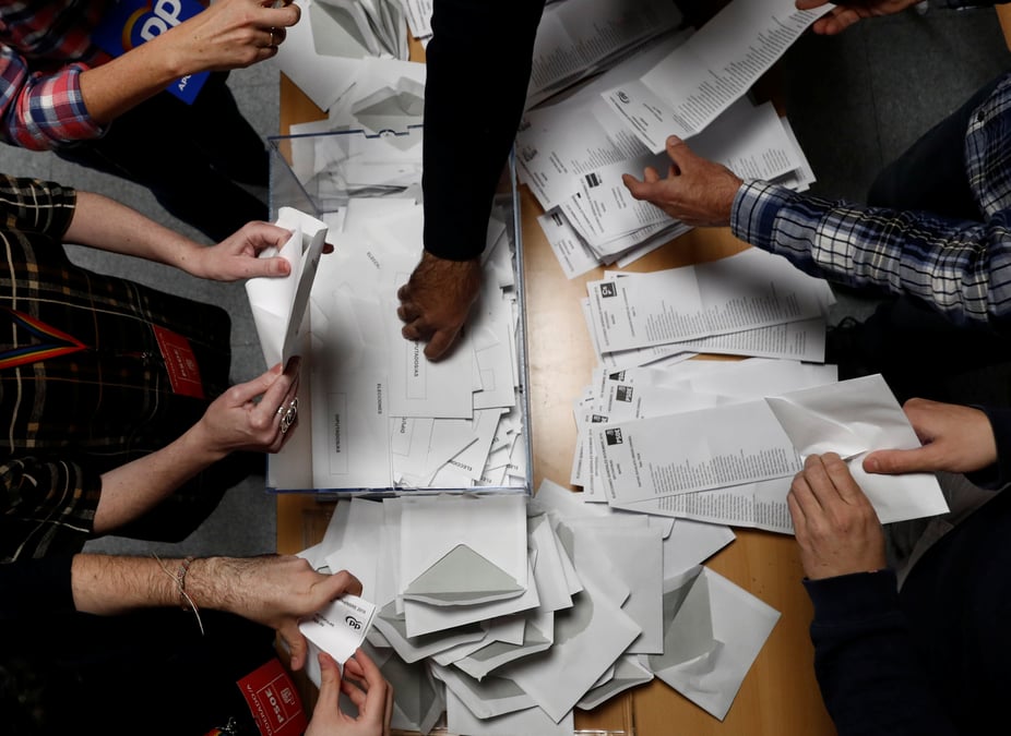 Espagne: les socialistes virent en tete, poussee de l'extreme droite