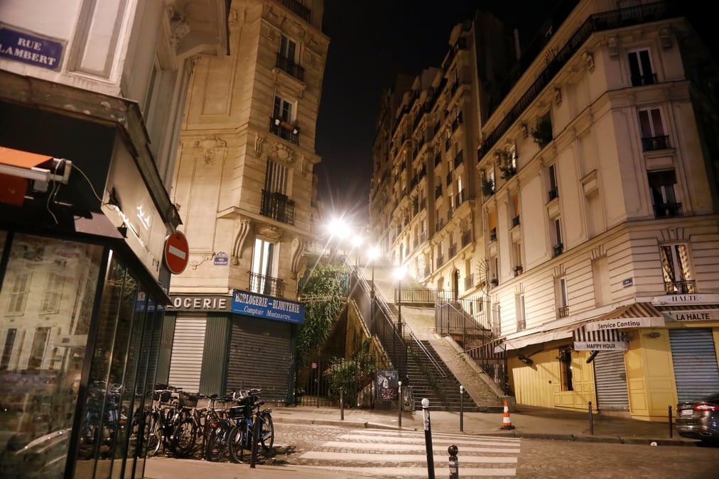 Coronavirus: pas de fete du samedi soir a paris alors qu'a debute le couvre-feu