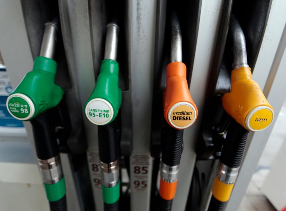 Des pistolets a essence dans une station-service a nice