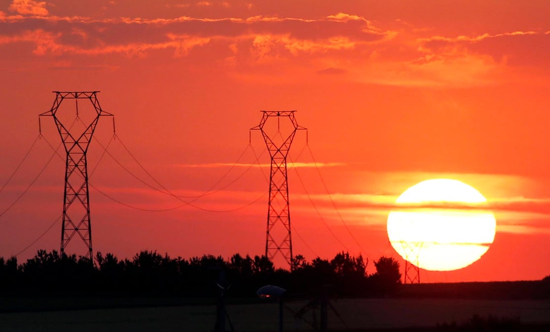 Des pylones electriques a haute tension a poitiers