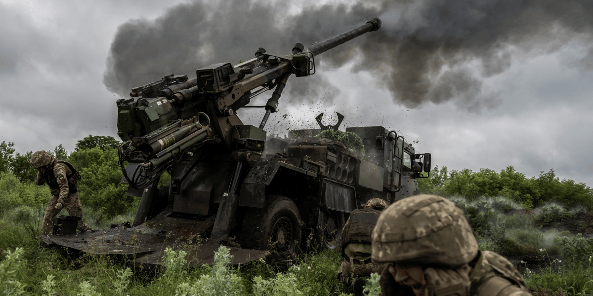 Des soldats ukrainiens tirent un obusier cesar vers des positions russes, pres d'avdiivka en ukraine