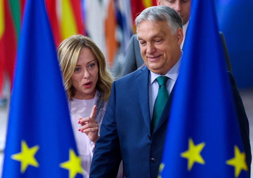 Viktor orban et giorgia meloni assistent au sommet des dirigeants de l'union europeenne a bruxelles